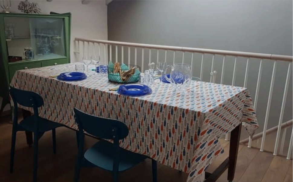 Zona pranzo con tavolo in legno